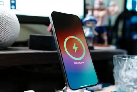 江陵苹果15换屏服务分享用什么充电器给iPhone15充电更好 